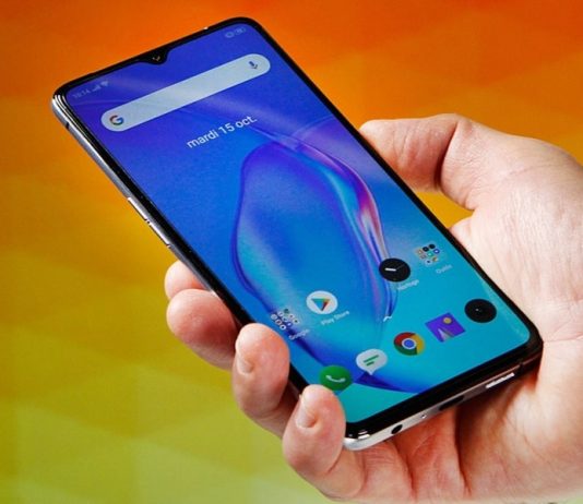 Oran : entrée en activité d’une usine de production de smartphones