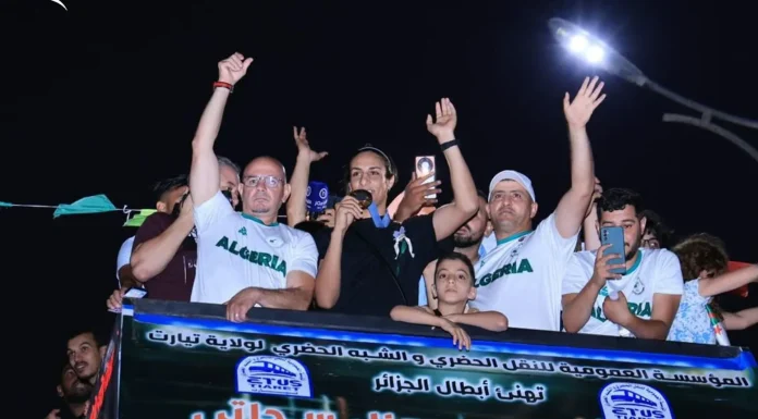 Imane Khelif accueillie chaleureusement à Tiaret et parade en bus