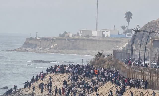 Des centaines de marocains fuient vers l’enclave espagnole de Ceuta